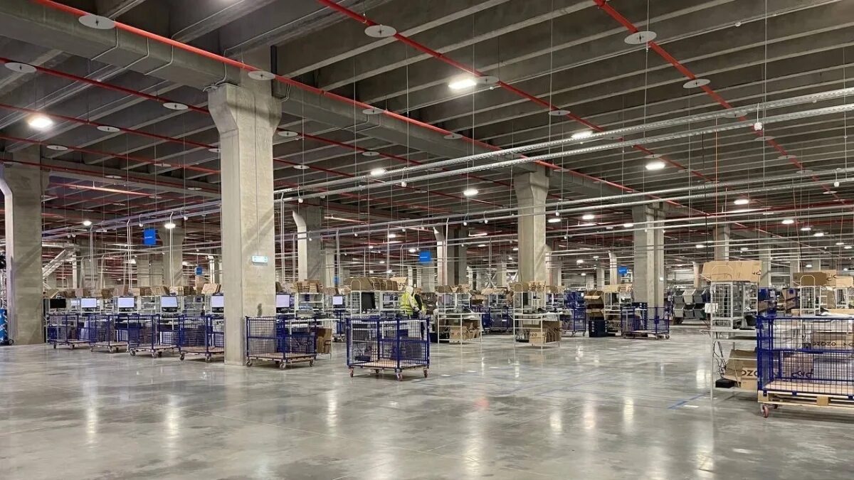 Логистический хаб и терминал (высота 12–14 м)